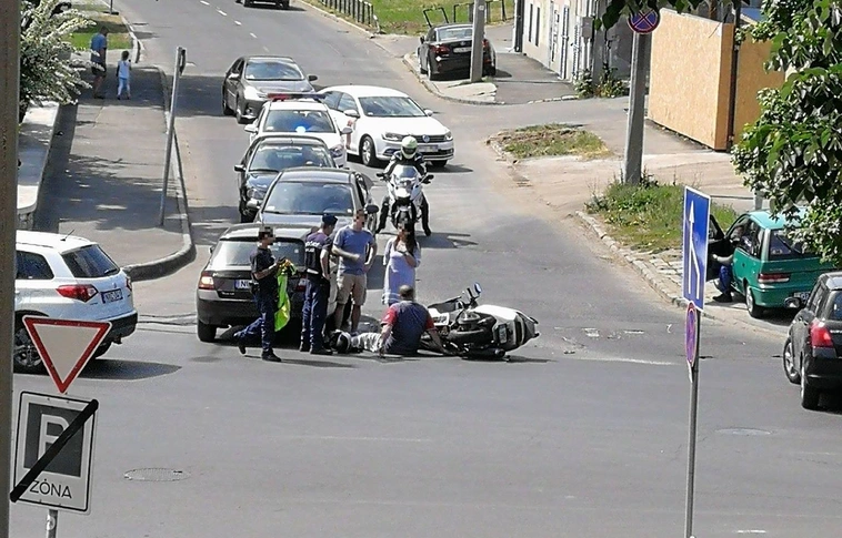 Motoros a földön – baleset a Petőfi térnél