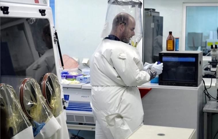 Továbbra is tünetmentes az a magyar kutató, aki Ebola vírussal szennyezett tűvel szúrta meg magát