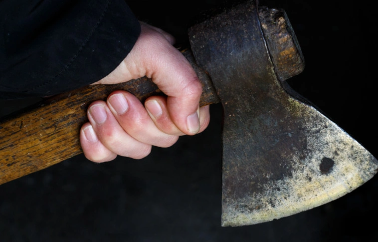 Elrendelték a letartóztatását a gyanúsítottnak, aki baltával támadt egy másik férfira