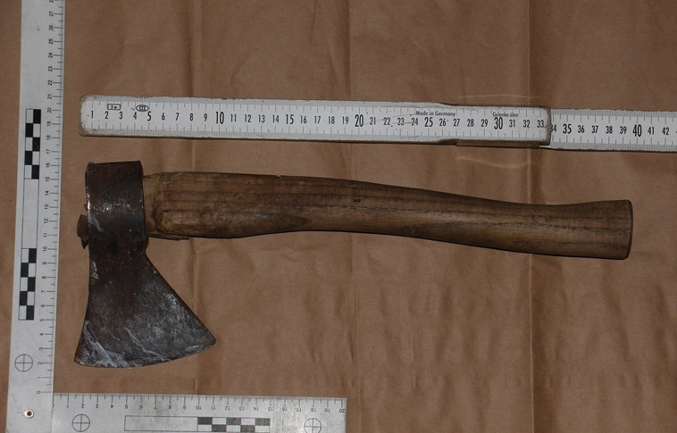 Eleinte csak zaklatta, később fejszével verte szét a házát