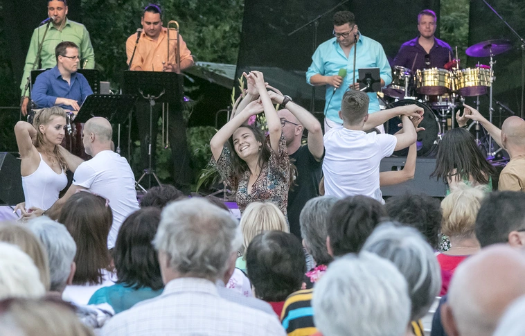 Fesztiválzáró salsa utcabál a Barrio Latinoval (Képgalériával!)