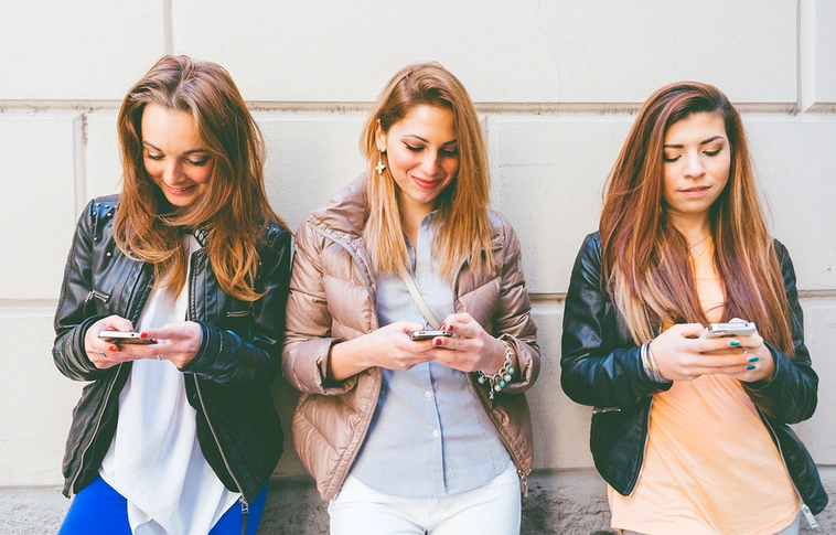 Pszichológus: a valódi kapcsolatok hiánya és a virtuális kapcsolatok erősödése a jellemző