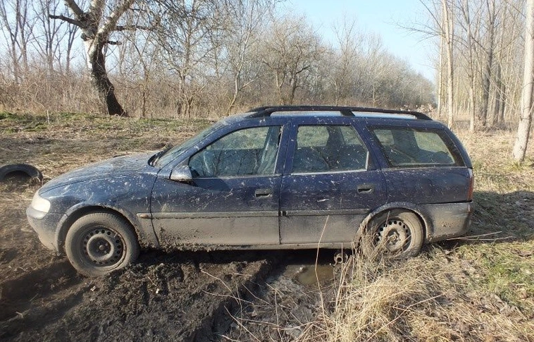 Sárba ragadtak kocsijukkal a gerendatolvajok