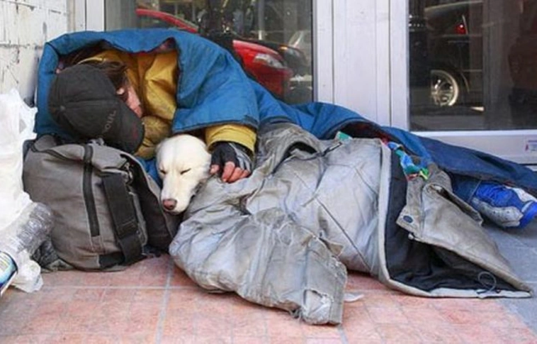 Fidesz: foglalják alkotmányba az életvitelszerű közterületen tartózkodás tilalmát!