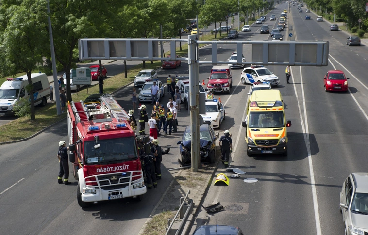 Villanyoszlopnak ütközött egy gépkocsi a Szent Gellért rakparton