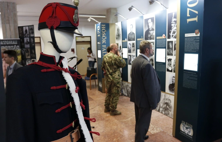 „Csak az jöjjön katonának, aki ilyet szeret!" – hadtörténeti kiállítás az egyetemen (Képgalériával!)