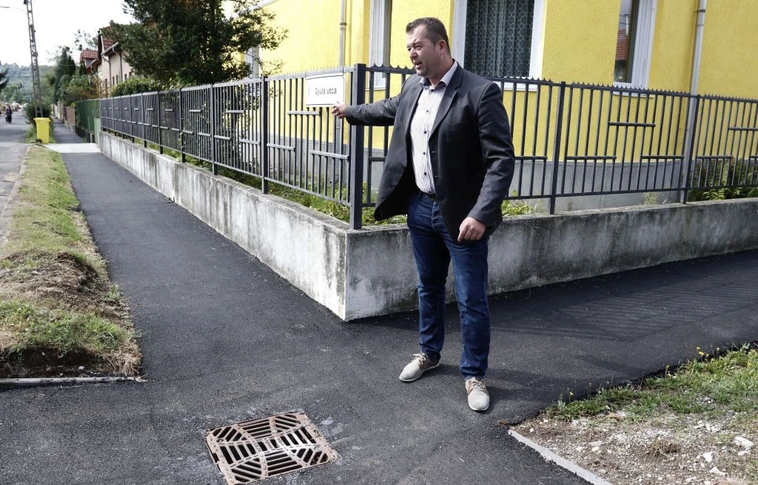Újabb járdaszakasz újult meg a Győri kapuban