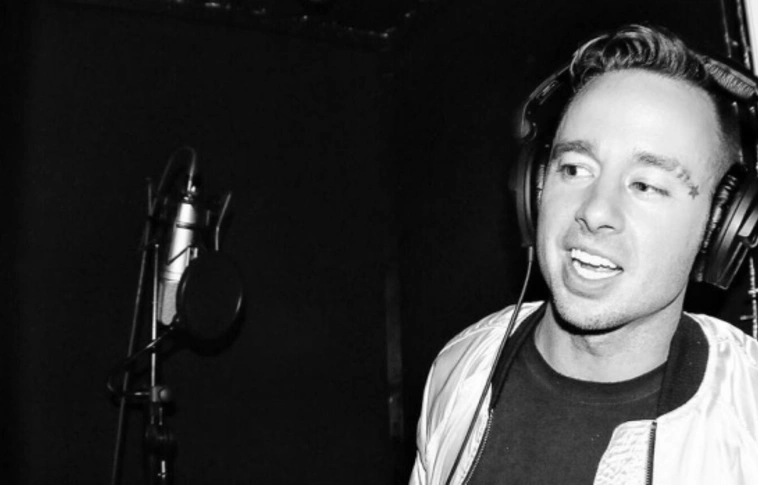 Szörnyethalt a zenész, aki klipforgatás közben zuhant le egy repülő szárnyáról