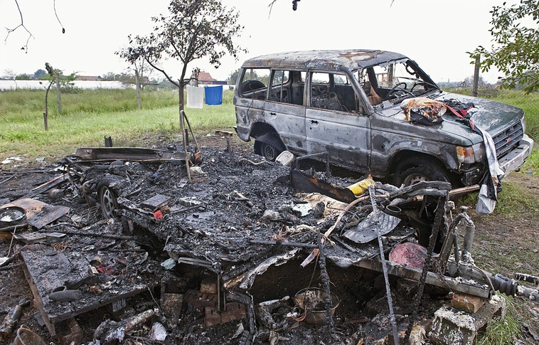 Kiégett egy gépkocsi motortere Szentendrén