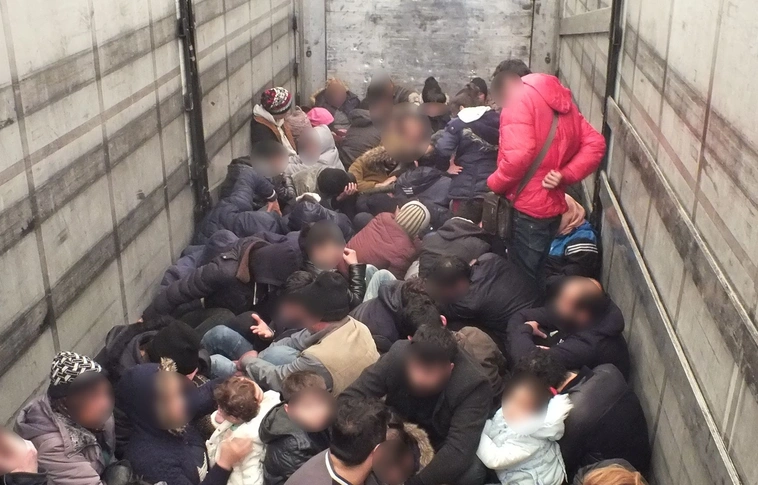 Félszáz migránst találtak egy kamionban Csanádpalotánál