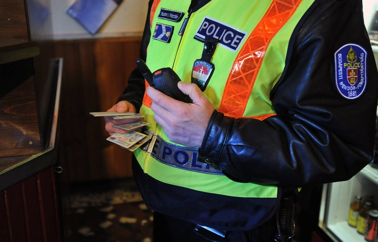 Ez durva: tizenegy éves gyereket raboltak ki a miskolci lépcsőházban!