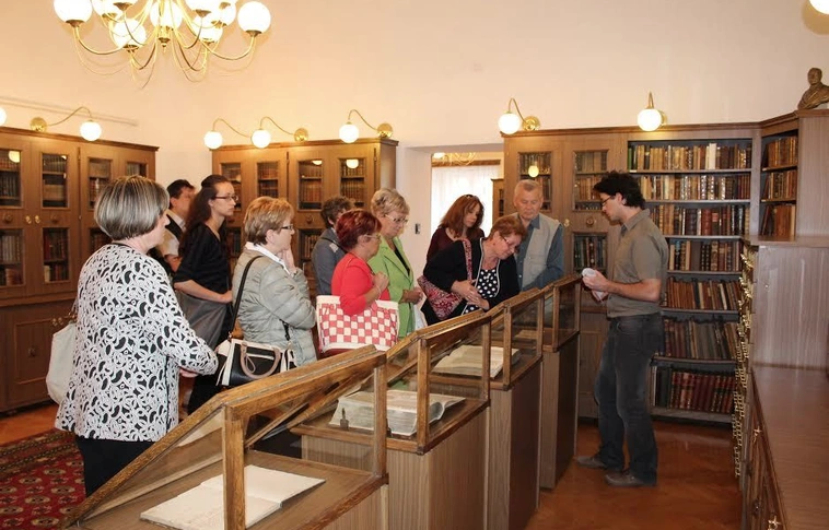 Halotti maszkot és sehol nem látható kéziratokat mutatnak be