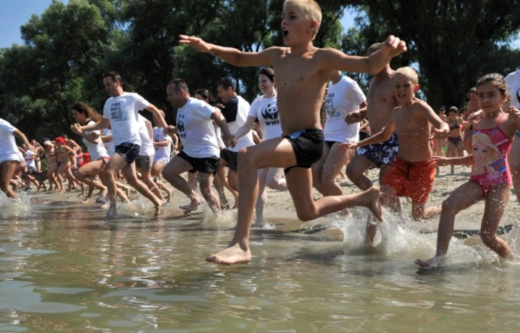 Folyóba ugranak a természetvédők