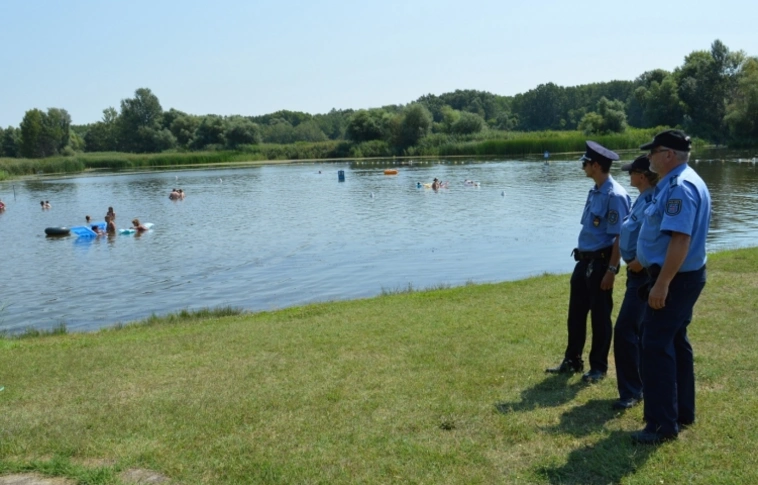 Német és magyar rendőrök közös járőrszolgálatot látnak el a Tisza-tavi strandokon