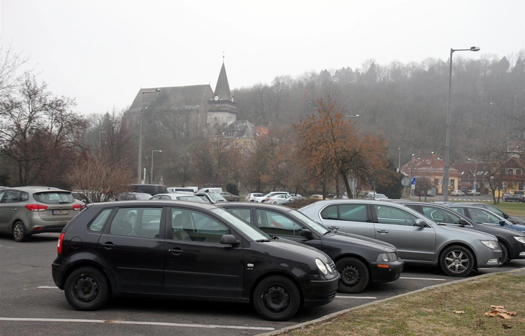 Parkolási díjak hétfőn és kedden