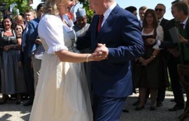 Putyin szívet rajzolt az új pár autójára az esküvőn, majd aláírta