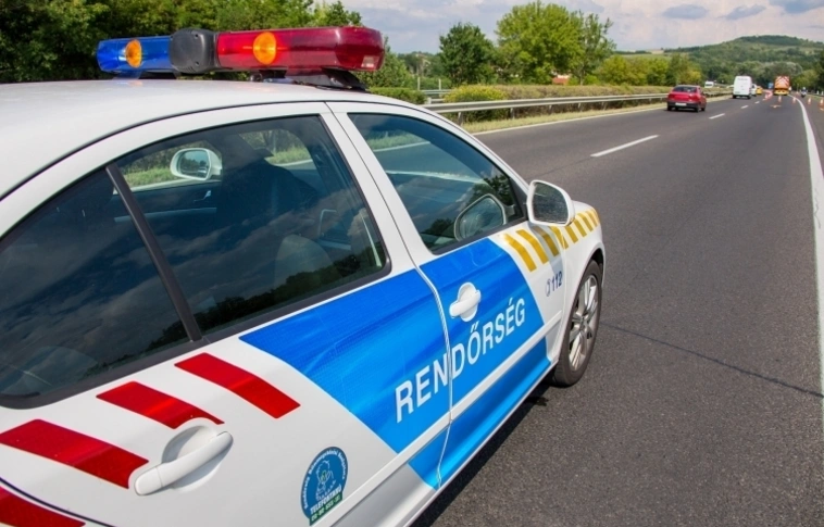 Egy teherautó ütközött a leállósávban lévő személyautónak - több sérült is lett