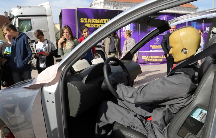 Kamionon érkezett a segítség a pályaválasztáshoz (Képgalériával!)