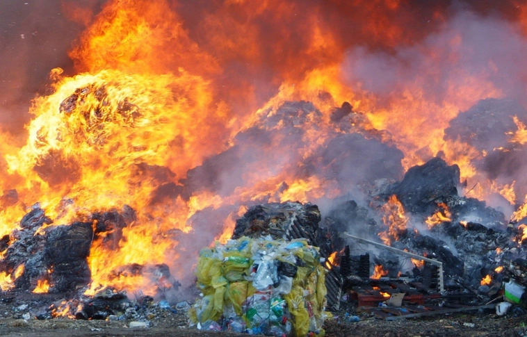 Kétszáz négyzetméternyi hulladék lángolt Csömör határában
