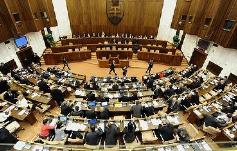 Megkezdődtek a helyhatósági választások Szlovákiában