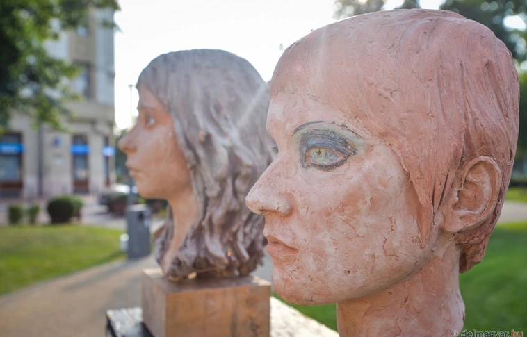 Ledöntöttek egy szabadtéren kiállított szobrot Szegeden