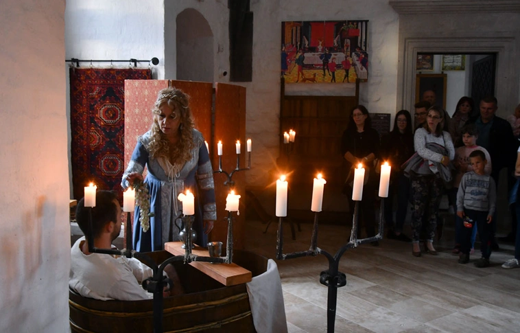 Lovagi bajvívás, szerelmi tűztánc, versíró műhely: egy varázslatos éjszaka a Diósgyőri várban!