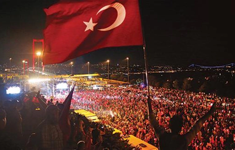Több tízezren gyűltek össze Isztambulban, hogy a két évvel ezelőtti török puccskísérletre emlékezzenek