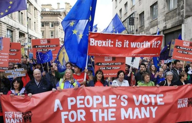 Több százezres tüntetés Londonban a Brexit ellen