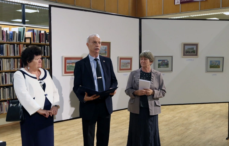 Szépség és lokálpatriotizmus: tűvel „festett” kiállítás nyílt a II. Rákóczi Ferenc Könyvtárban