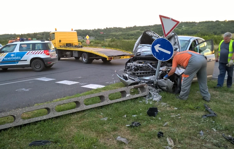 Őrület: Úgy kellett lefeszegetni az autót a villanyoszlopról Nyékládházánál. Egy sérült beszorult