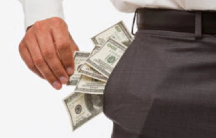 Magát egyházi vezetőnek kiadó piramisjáték-szervező ellen emeltek vádat