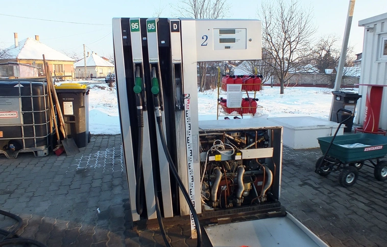 Majdnem kiszakította a benzinkút töltőállomását (Videóval!)