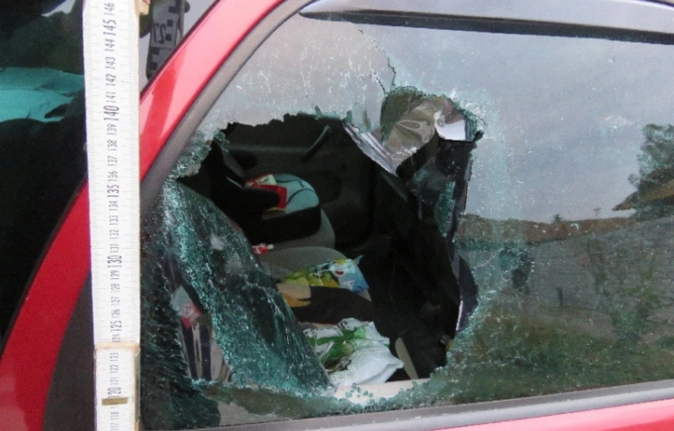 Nagy reccsenéssel szakadt be az üveg a kőtől