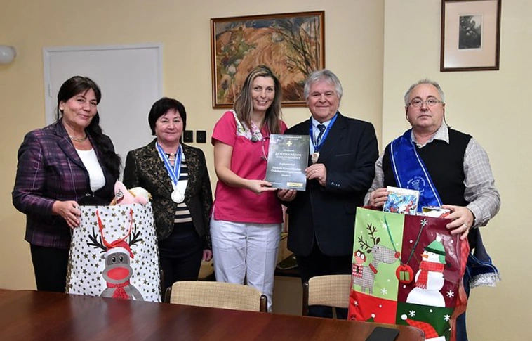 Adományokat vitt az István Nádor Borlovagrend a GYEK-be