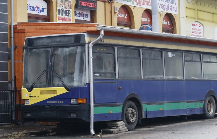 Miskolcon ilyen is van: büfét csináltak a Vasgyárban a régi Ikarusból!