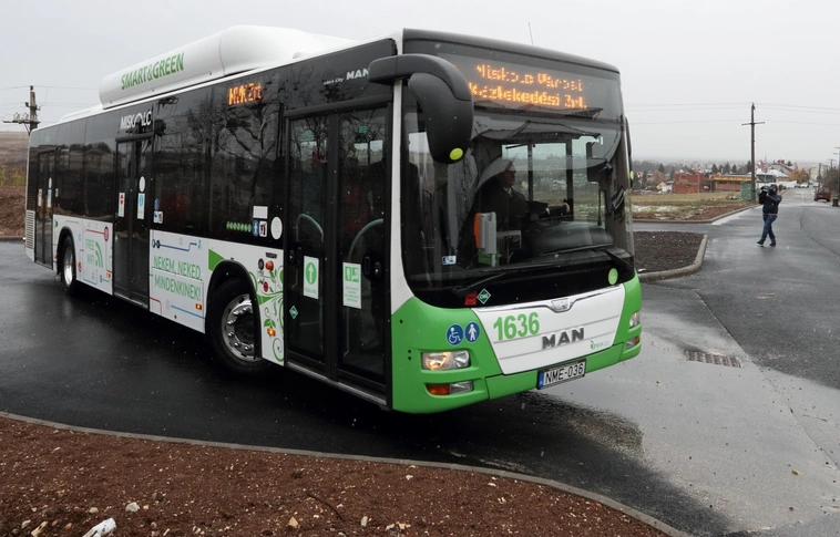 Korszerűbb, biztonságosabb közlekedés – elkészült az Árok utcai buszforduló