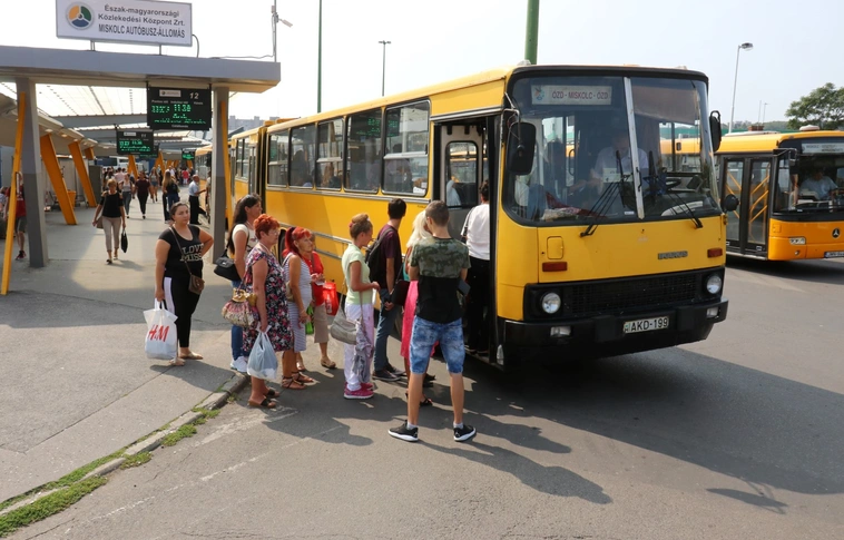 Buszvezetőktől lopott a fiatalkorú