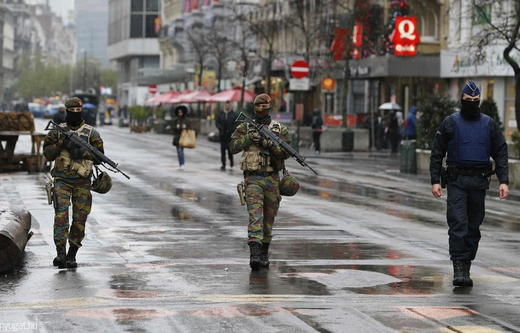 Terrorista gyilkossági kísérlet vádjával letartóztatás alá helyezték a brüsszeli késelőt