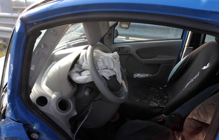 Meghalt egy férfi, mikor autójával egy teherautónak ütközött