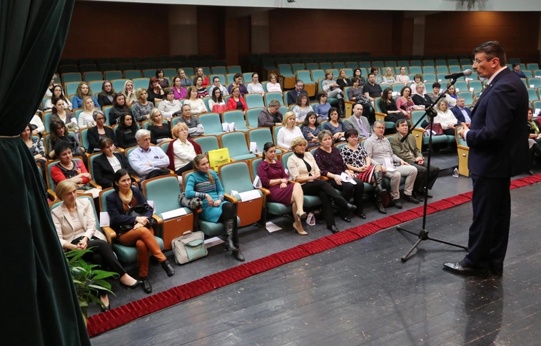 Orvosi konferencia és díjátadó az Avasi Színházteremben