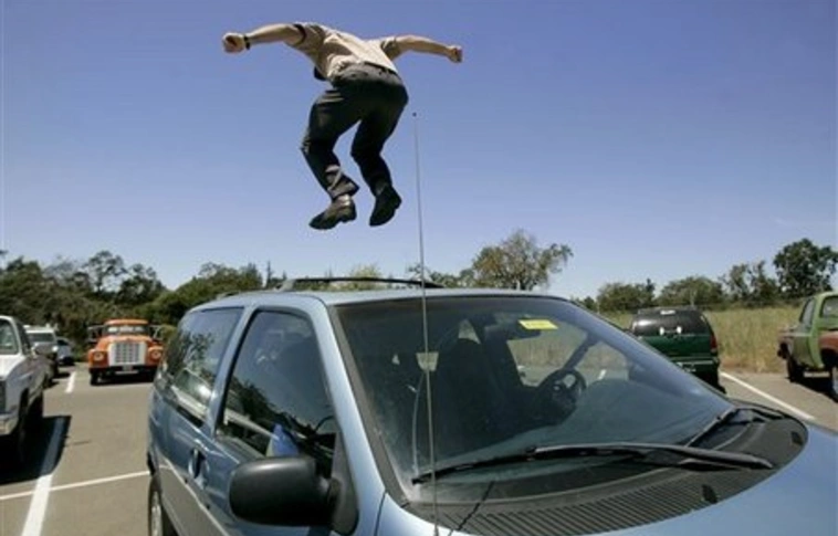 Ráugrott még a motorháztetőre is, hogy raboljon