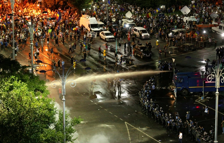 Az 1989-es forradalomról emlékeztek meg és a kormány ellen tüntettek Romániában