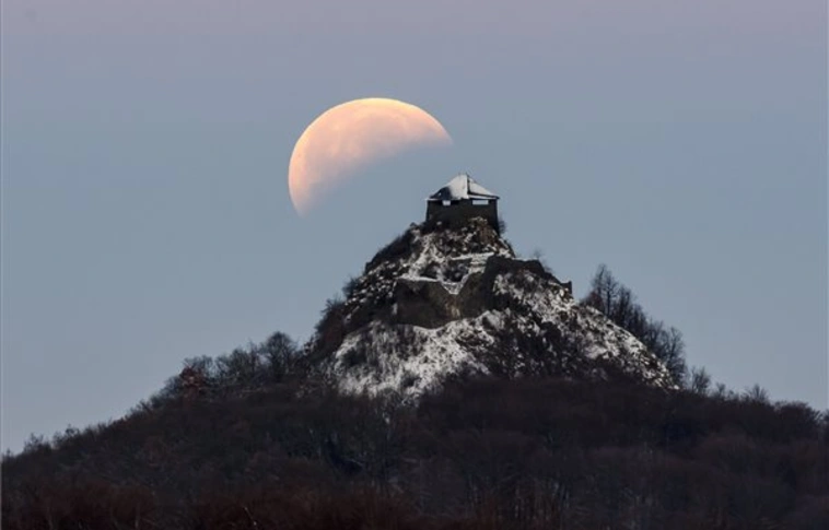 Vérhold volt látható Magyarországról