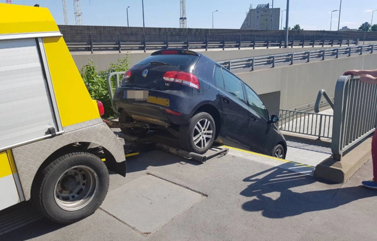 Ezt meg hogy…? – Aluljáróba vezette az idős női sofőrt a GPS