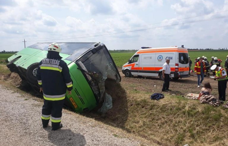 Sokan megsérültek, amikor autóbusz árokba borult a 62-es úton