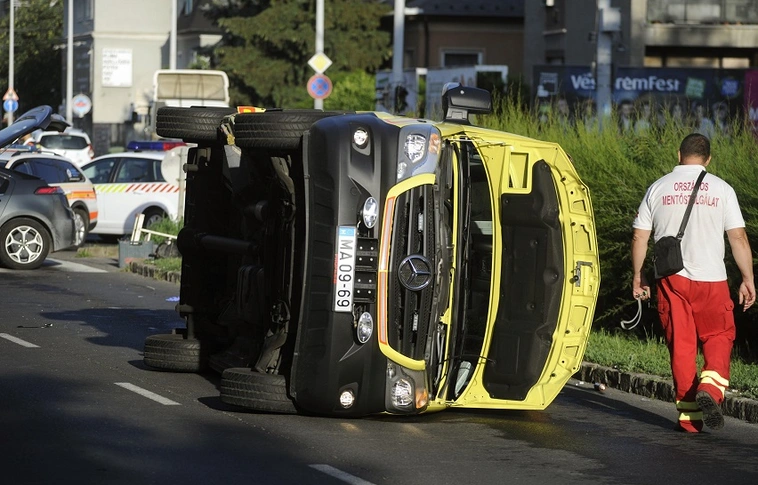 Ápoló és a beteg is megsérült, amikor egy mentőautó karambolozott és felborult