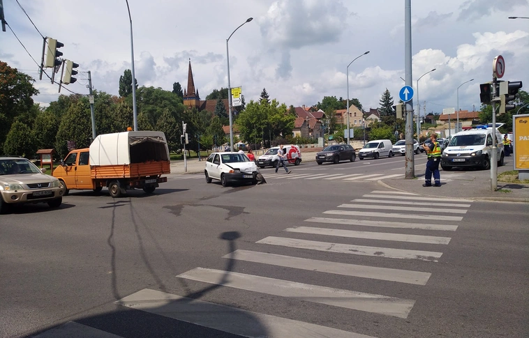 Pénzszállítóval ütközött egy személyautó a Petőfi térnél