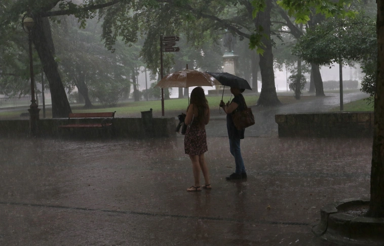 Felhőszakadást hozhat a szerda, a meteorológiai szolgálat figyelmeztetést adott ki