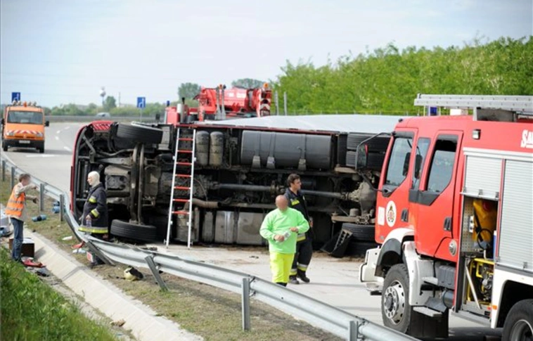 Aszfaltot szállító teherautó borult fel az M30-ason, jelentős forgalomkorlátozás Nyékládházánál