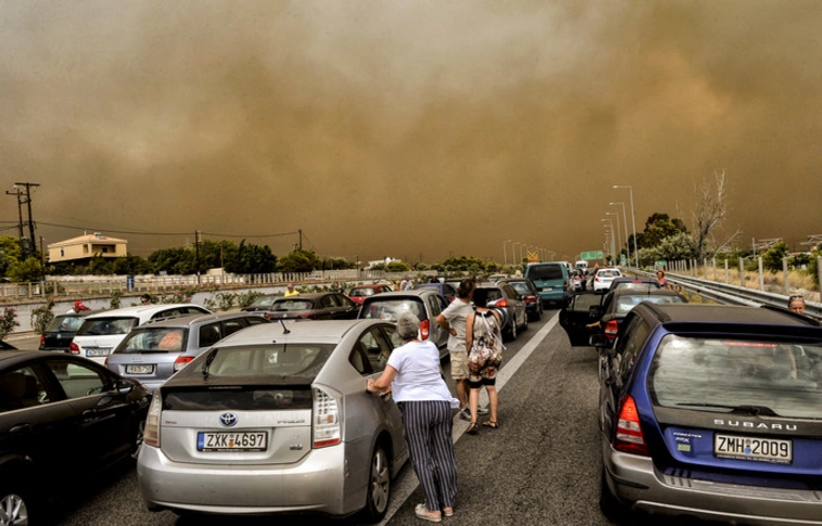 Magyarok rekedtek a görög pokolban – Ezrek menekülnek a tűz csapdájából